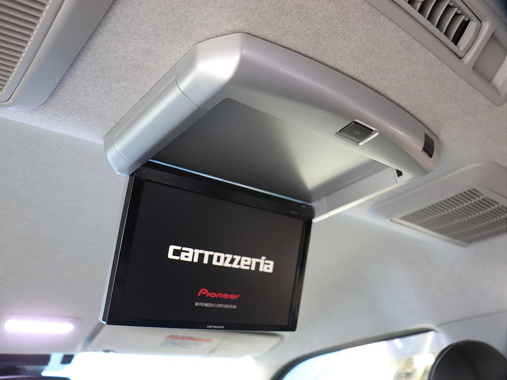 フリップダウンモニターがあるだけで、後席が一気にVIP空間へ。移動時間がもっと楽しくなる装備です。