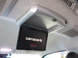フリップダウンモニターがあるだけで、後席が一気にVIP空間へ。移動時間がもっと楽しくなる装備です。