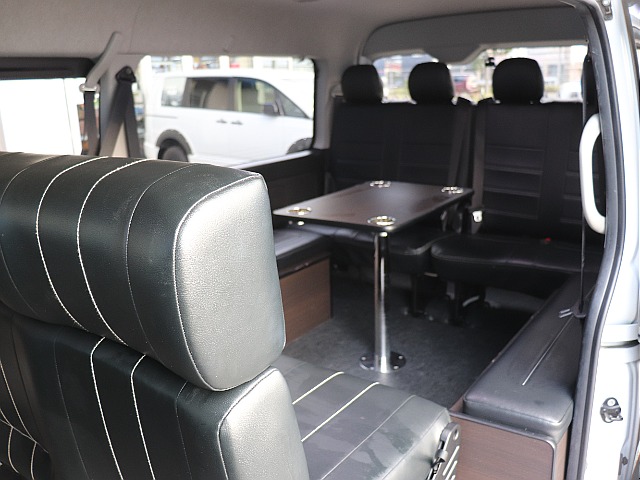 セカンドシートを対面にして、センターテーブルを囲めばリビングモードに☆