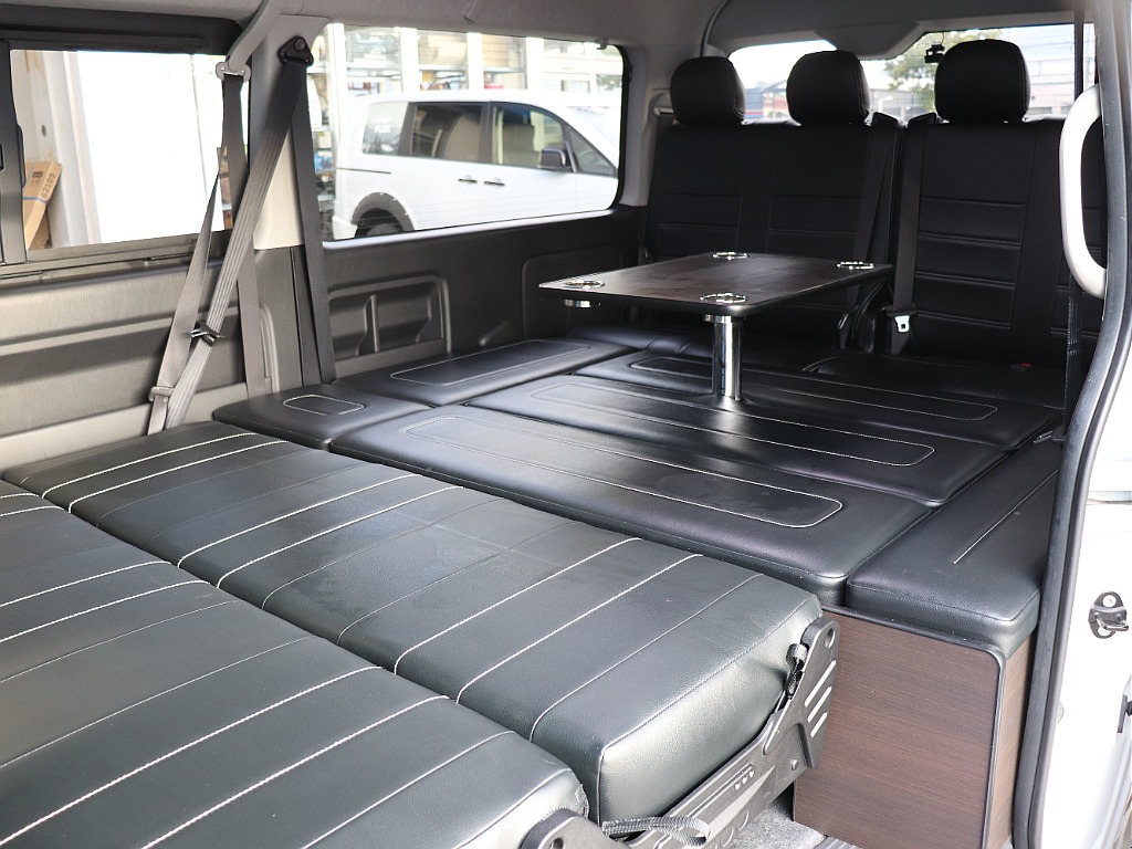 フラット時は広大なベッドスペースを確保☆フルフラット展開時でもセンターテーブル利用可能です！