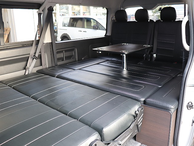 フラット時は広大なベッドスペースを確保☆フルフラット展開時でもセンターテーブル利用可能です！