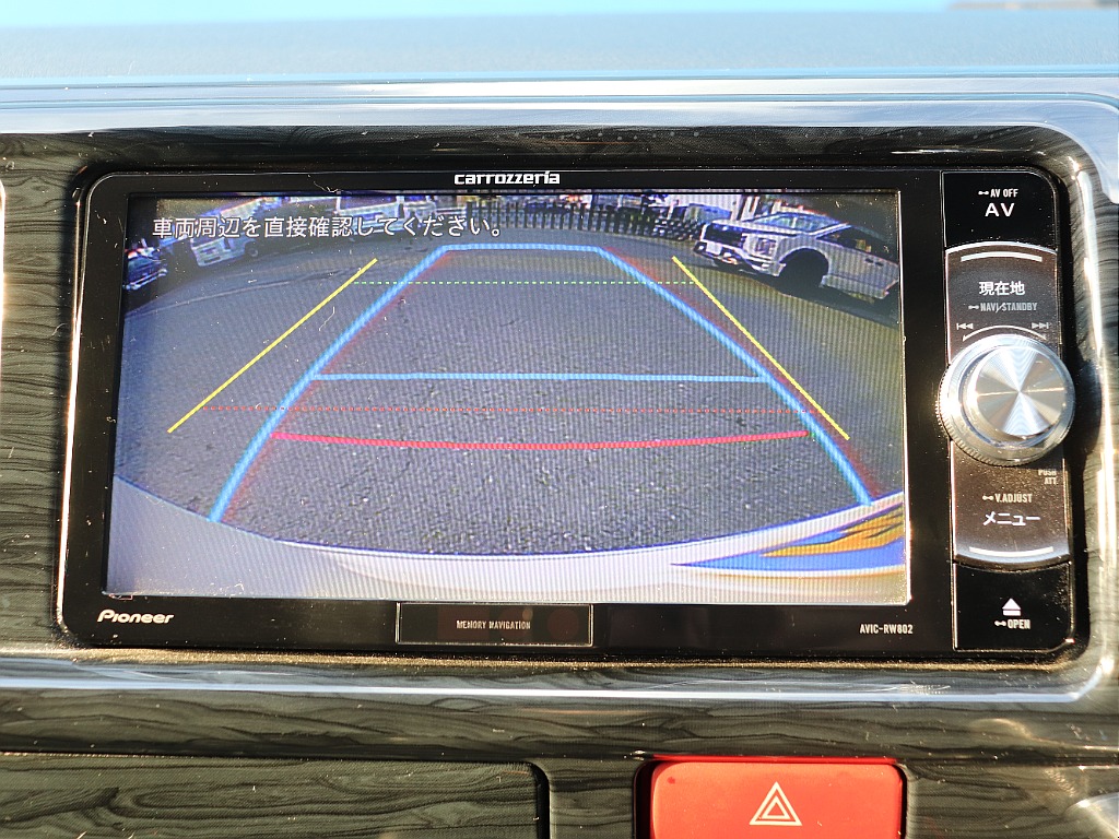 ナビで道案内しながら、隣は動画でリラックス。ゲストみんなが笑顔になる車内空間に。