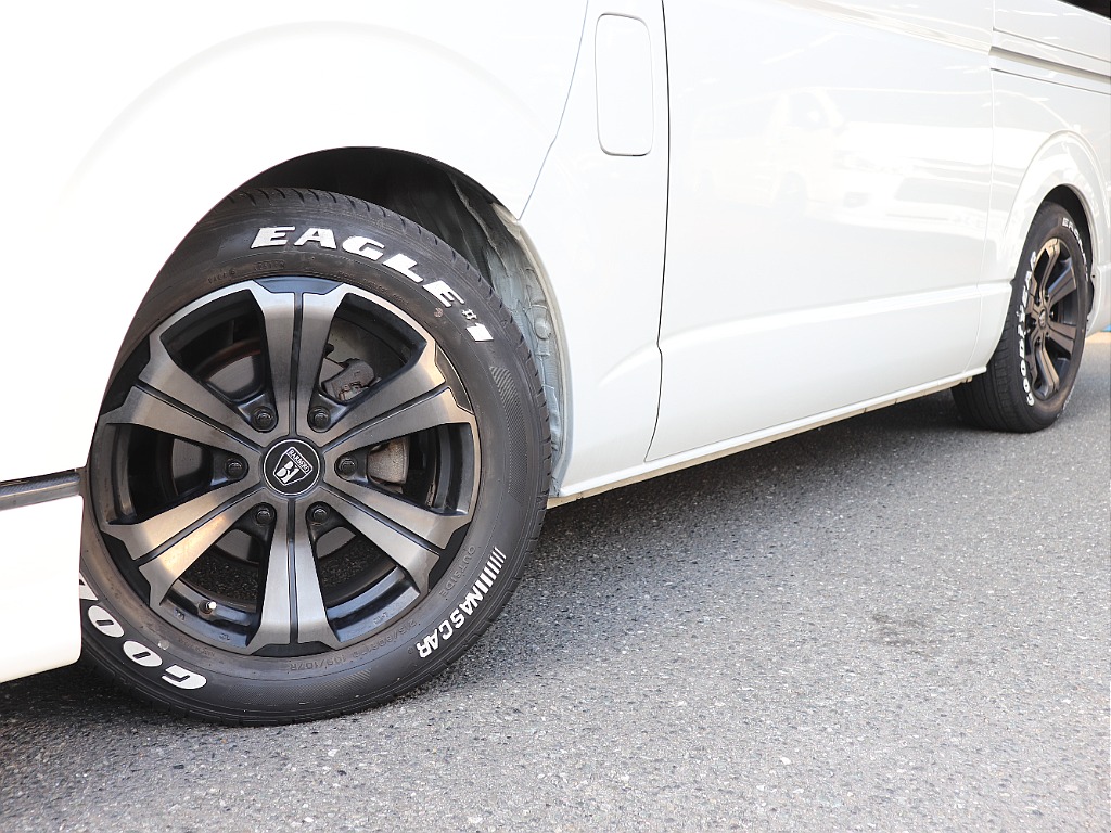 足回りには、FLEXアーバングランデ17インチAW、ナスカーホワイトレタータイヤをインストール