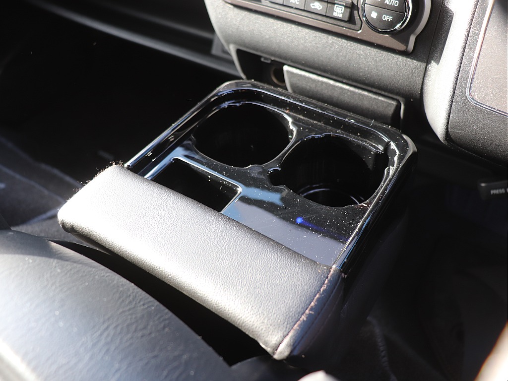 ハイエース福岡店は九州エリア最大級の取り扱い台数を誇る専門店です！キャンピングも取り扱い有り！