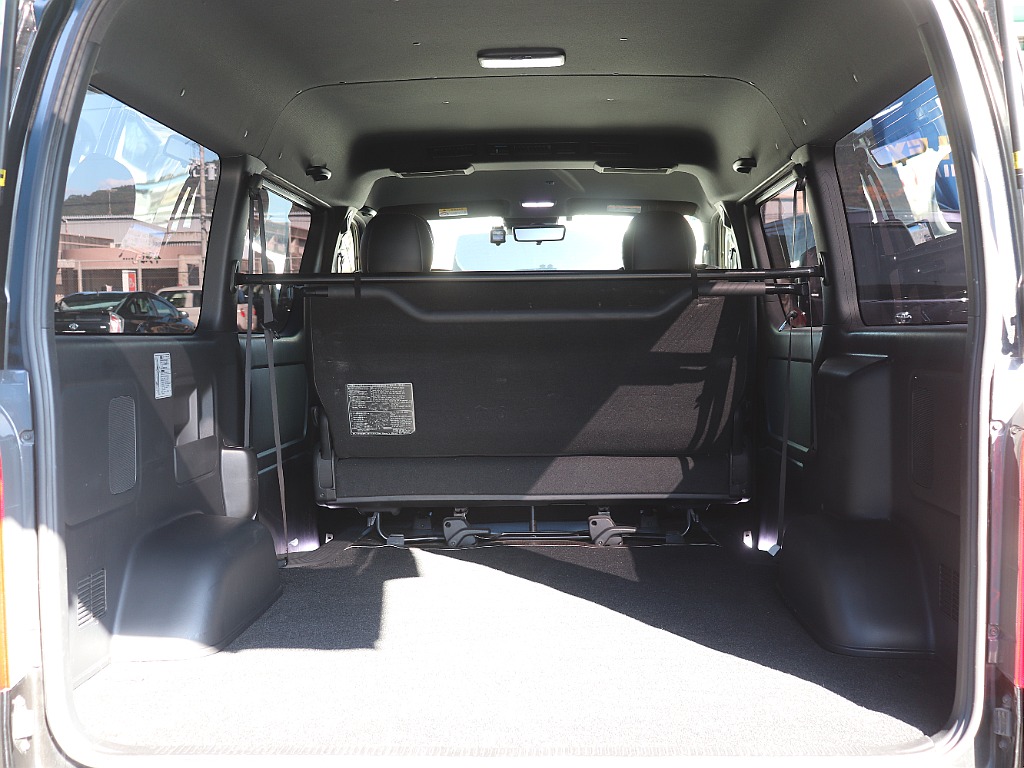 後部には広大なラゲッジスペースも！追加カスタムでベッドキット設置も大人気です♪