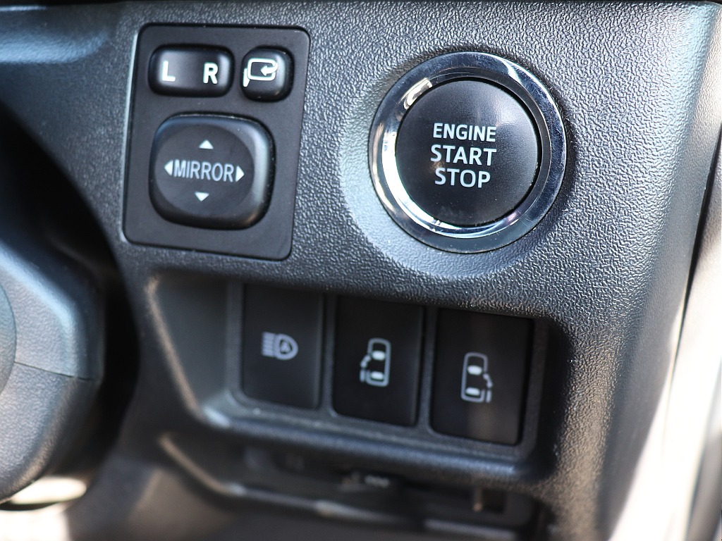 プッシュスタートスマートエントリー！自動ドアの開閉操作は運転席からも可能です◎