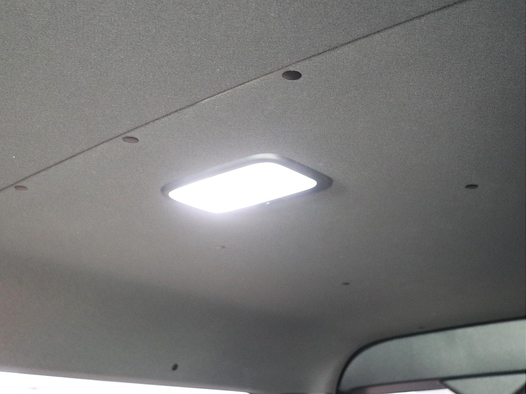 ＬＥＤルームランプは車内を明るく照らしてくれます♪