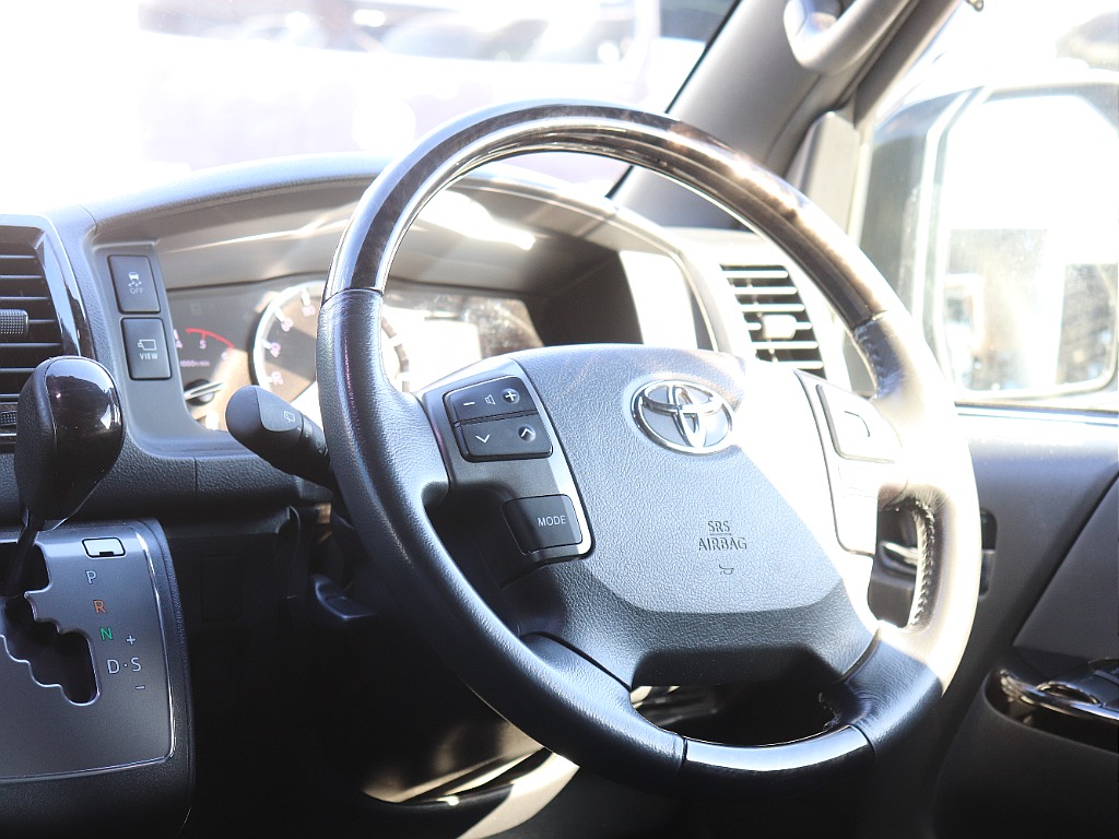 ステアリングスイッチは走行時もハンドルから手を放す事なくチャンネル操作が可能です♪