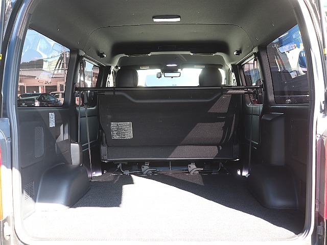 後部には広大なラゲッジスペースも！追加カスタムでベッドキット設置も大人気です♪