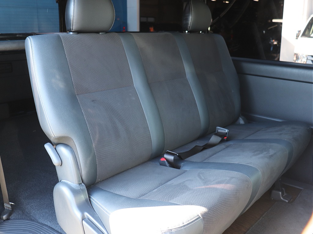 シートは全席ハーフレザーシート！もちろんお好みのシートカバー装着も可能です♪