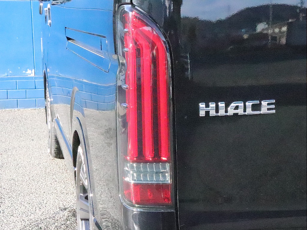 後方視認性に優れたクールなFLEXアルティメットLEDテールを採用！