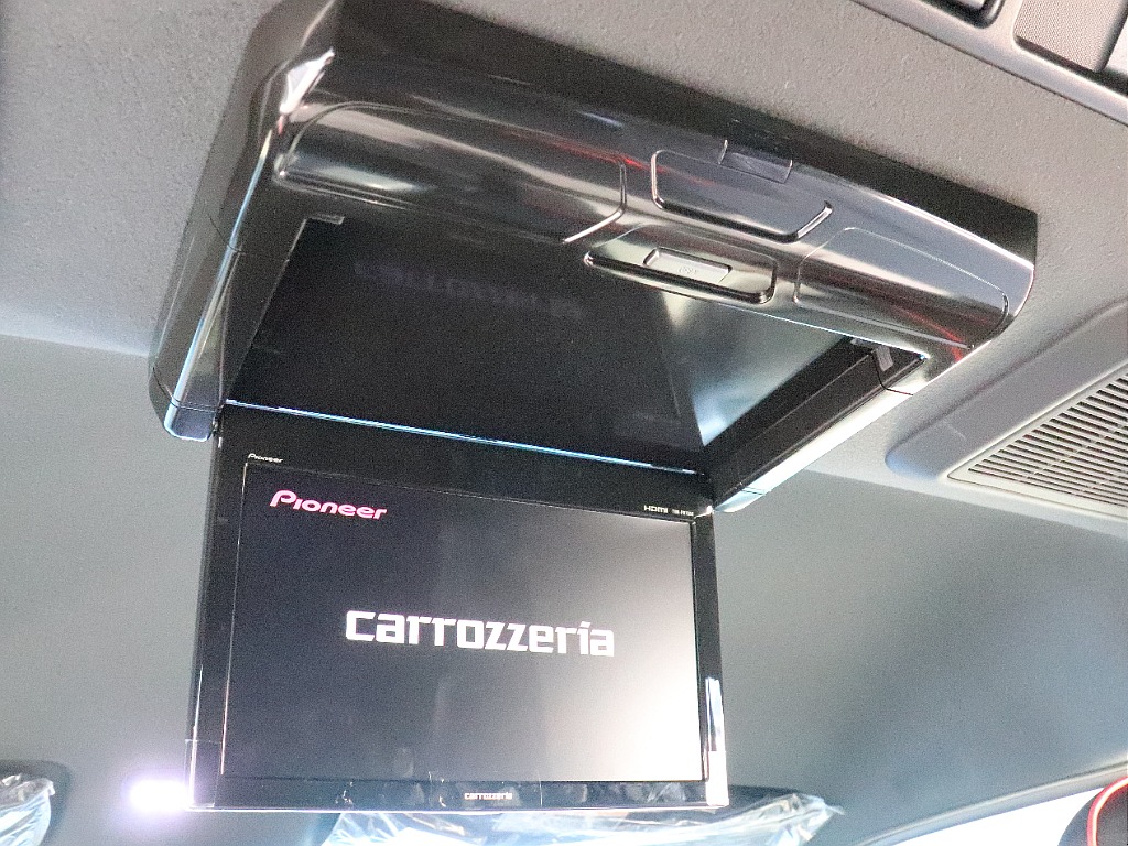 フリップダウンモニターで後席ゲストも退屈させません♪