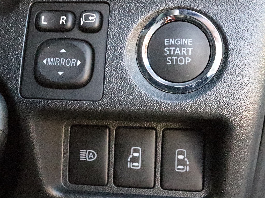 プッシュスタートスマートエントリー！自動ドアの開閉操作は運転席からも可能です◎