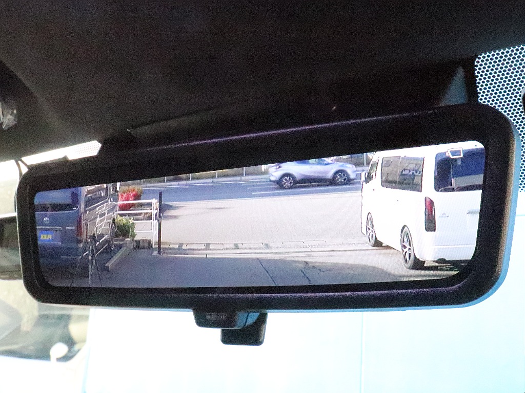 デジタルインナーミラーは後部にお荷物が載っていても後部を映し出してくれます♪