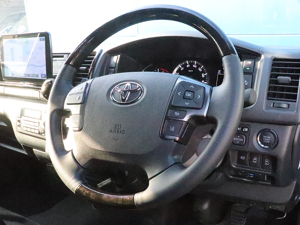 ステアリングスイッチは走行時もハンドルから手を放す事なくチャンネル操作が可能です♪