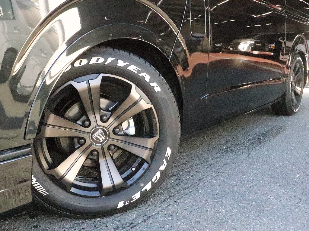 視覚的ローダウン効果のあるオーバーフェンダーを装着した足回りにはバルベロアーバングランデ17インチAW、ナスカーホワイトレタータイヤをインストール