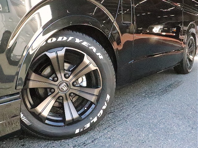 視覚的ローダウン効果のあるオーバーフェンダーを装着した足回りにはバルベロアーバングランデ17インチAW、ナスカーホワイトレタータイヤをインストール