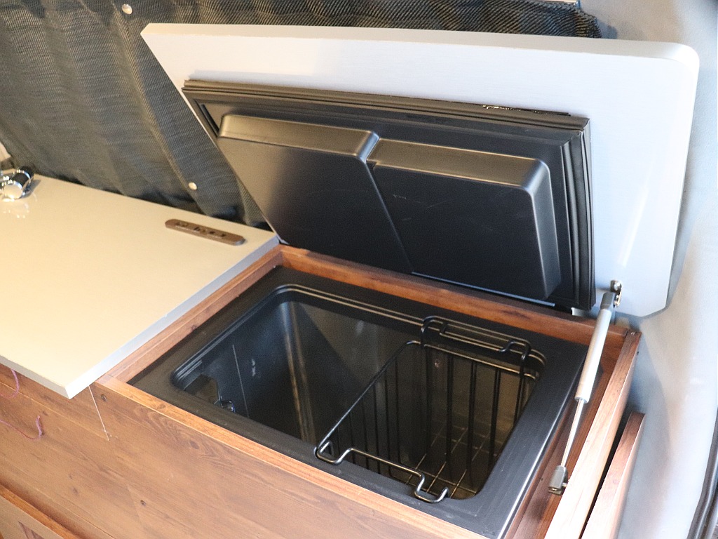 ハイエースの事なら専門店のフレックス福岡店へ！　現金を減らしにくいローン購入や、経費が使える法人様にぴったりのリースなどハイエースライフを始めるお手伝いを致します！