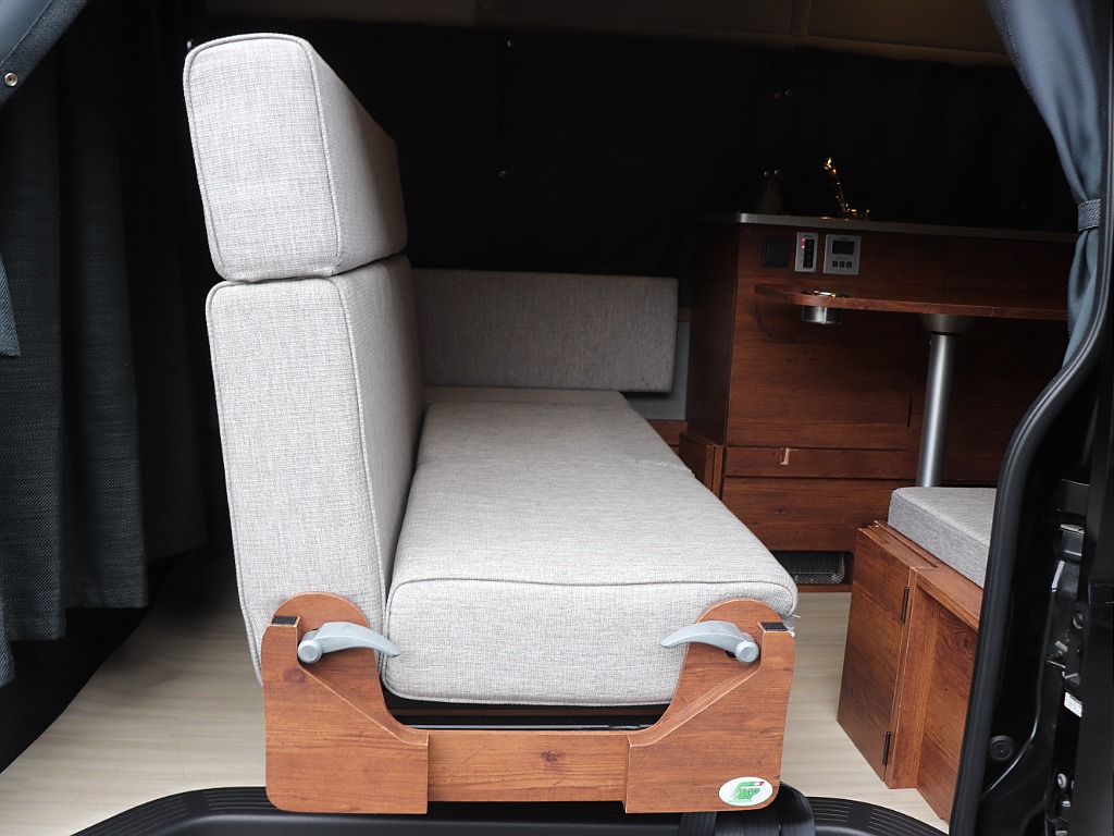 ハイエースの事なら専門店のフレックス福岡店へ！　現金を減らしにくいローン購入や、経費が使える法人様にぴったりのリースなどハイエースライフを始めるお手伝いを致します！