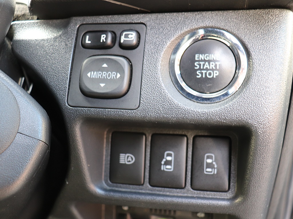 プッシュスタートスマートエントリー！自動ドアの開閉操作は運転席からも可能です◎