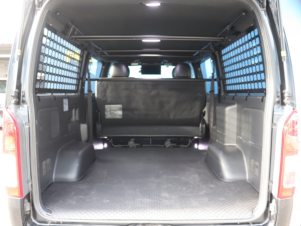 後部には大容量スペース！ベッドキット設置等の追加カスタム大歓迎◎