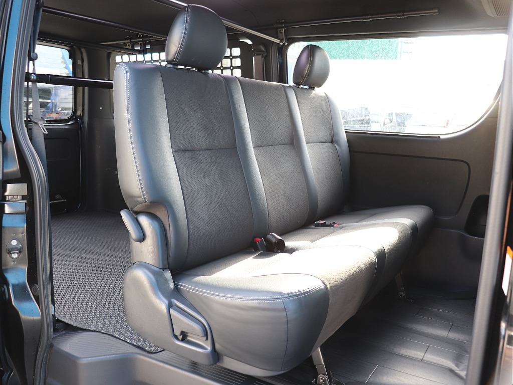 全席ハーフレザーシートになっております♪追加でシートカバー装着も可能です♪