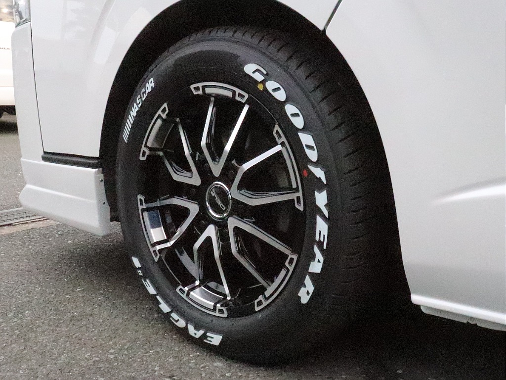 足回りには、Delf06 17インチAWを装着しナスカーホワイトレタータイヤをインストール