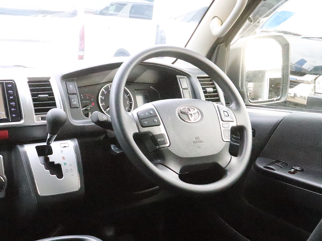 ステアリングスイッチは走行時もハンドルから手を放す事なくチャンネル操作が可能です♪