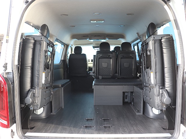 最後部シートを跳ね上げる事によって、お荷物スペースも確保できます