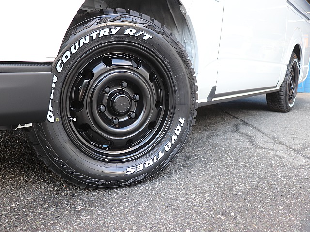 視覚的ローダウン効果のあるオーバーフェンダーを装着した足回りにはPaw16インチAW、TOYOオープンカントリータイヤをインストール！