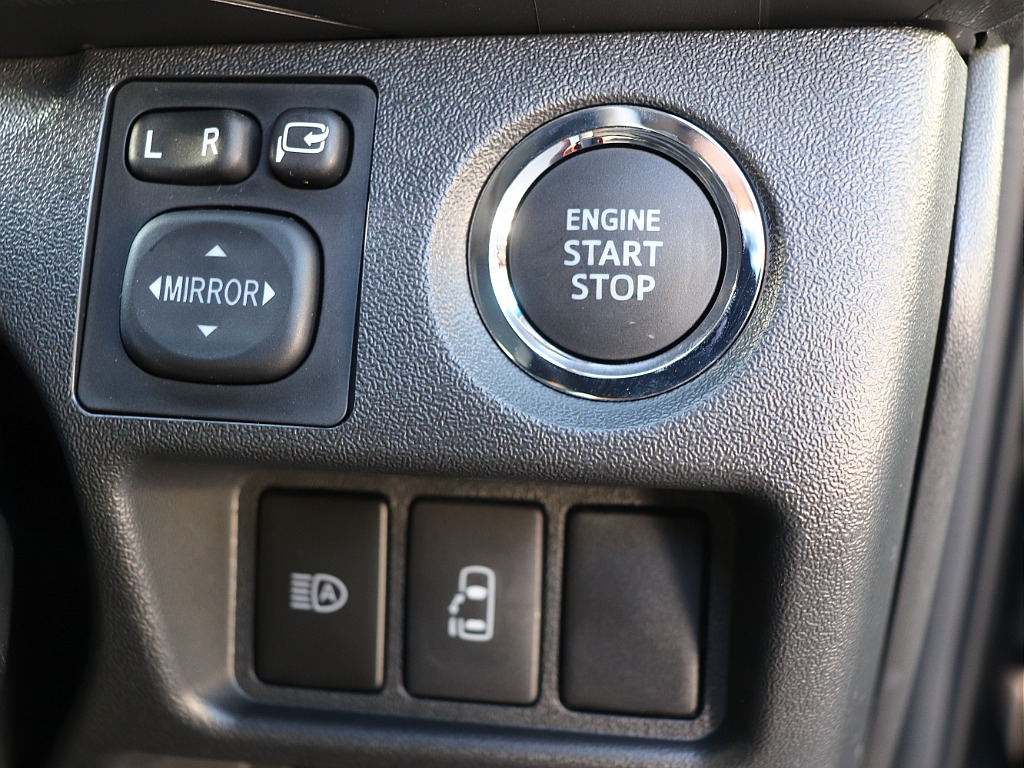 プッシュスタートスマートエントリー！自動ドアの開閉操作は運転席から可能です◎