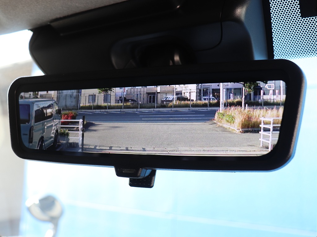 デジタルインナーミラーは、 後席の荷物や乗車人数に関係なく、いつでも後方視界が広く・明るく・見やすい！