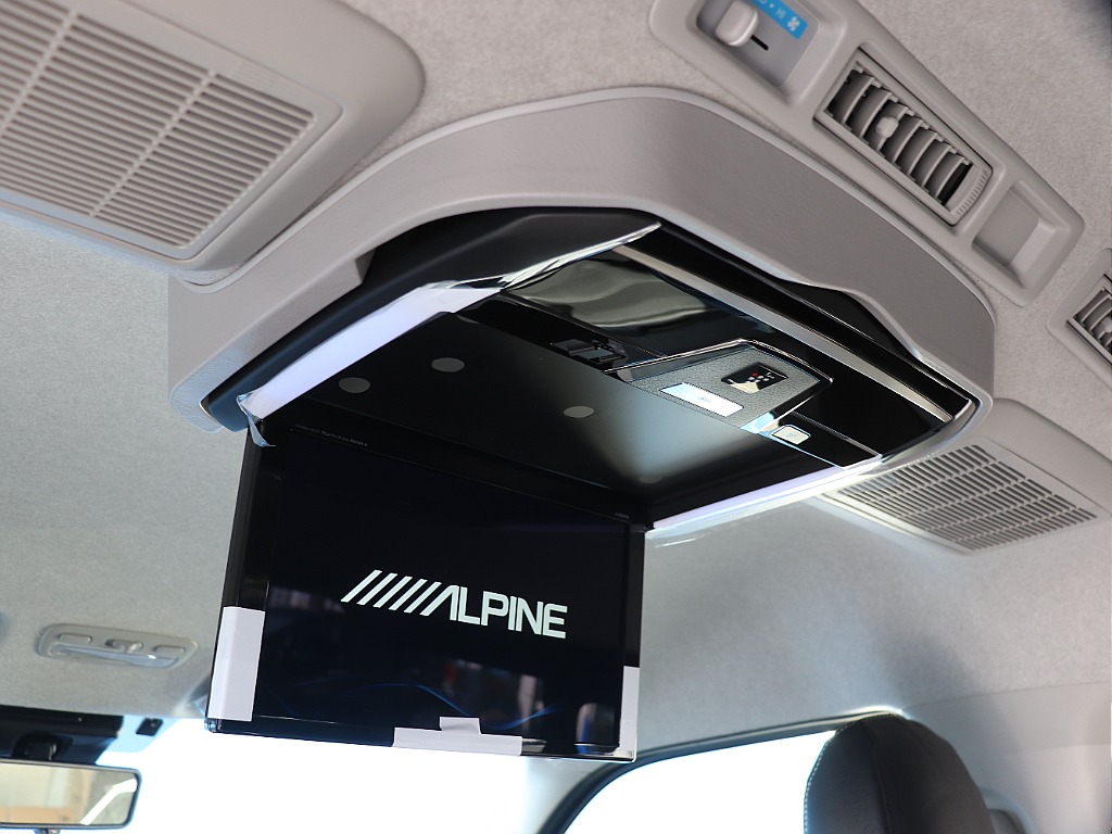 フリップダウンモニターで後席ゲストも退屈させません?