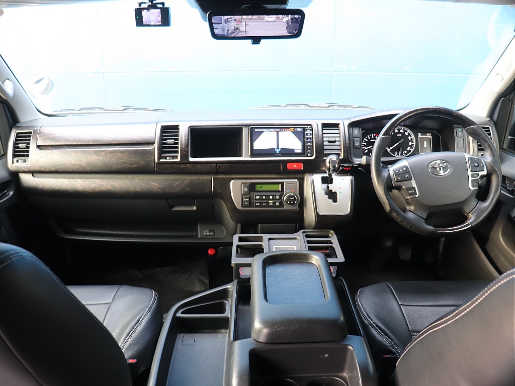 艶消しマホガニー調インテリアで高級感アップなコックピットに