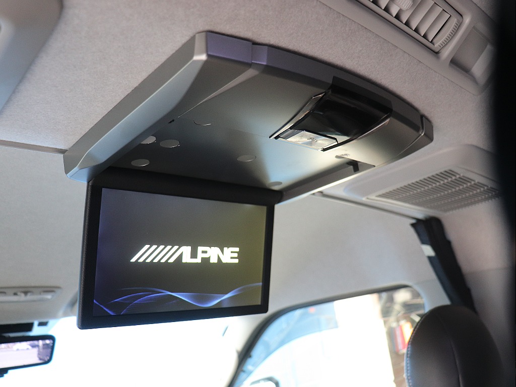 フリップダウンモニターで後席ゲストも退屈させません♪