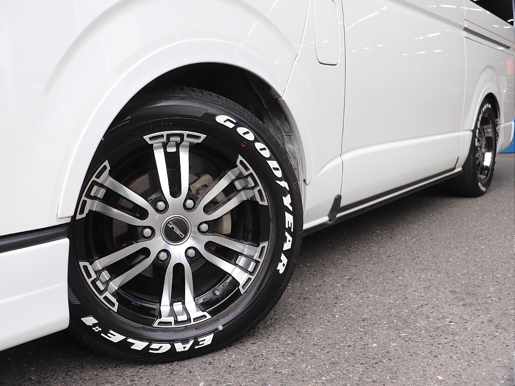 足回りには、Delf02　17インチAW、ナスカーホワイトレタータイヤをインストール