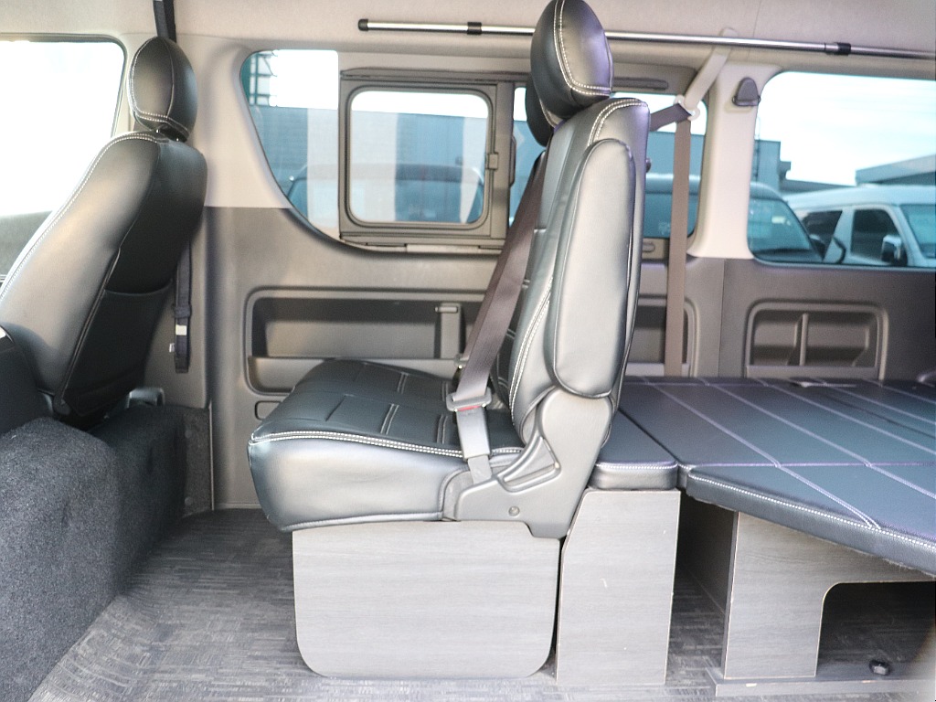 木目調フットパネルで剥き出しの骨を隠し商用車感をなくしました！