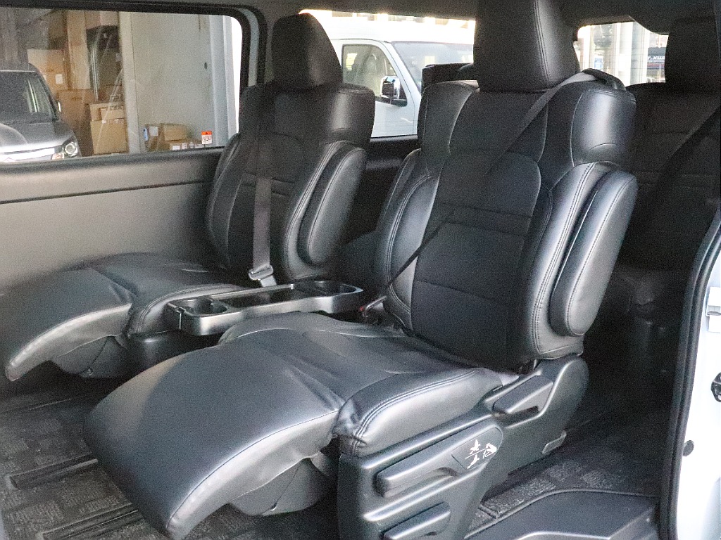 キャプテンシートで高級感のある、くつろげる車内に！