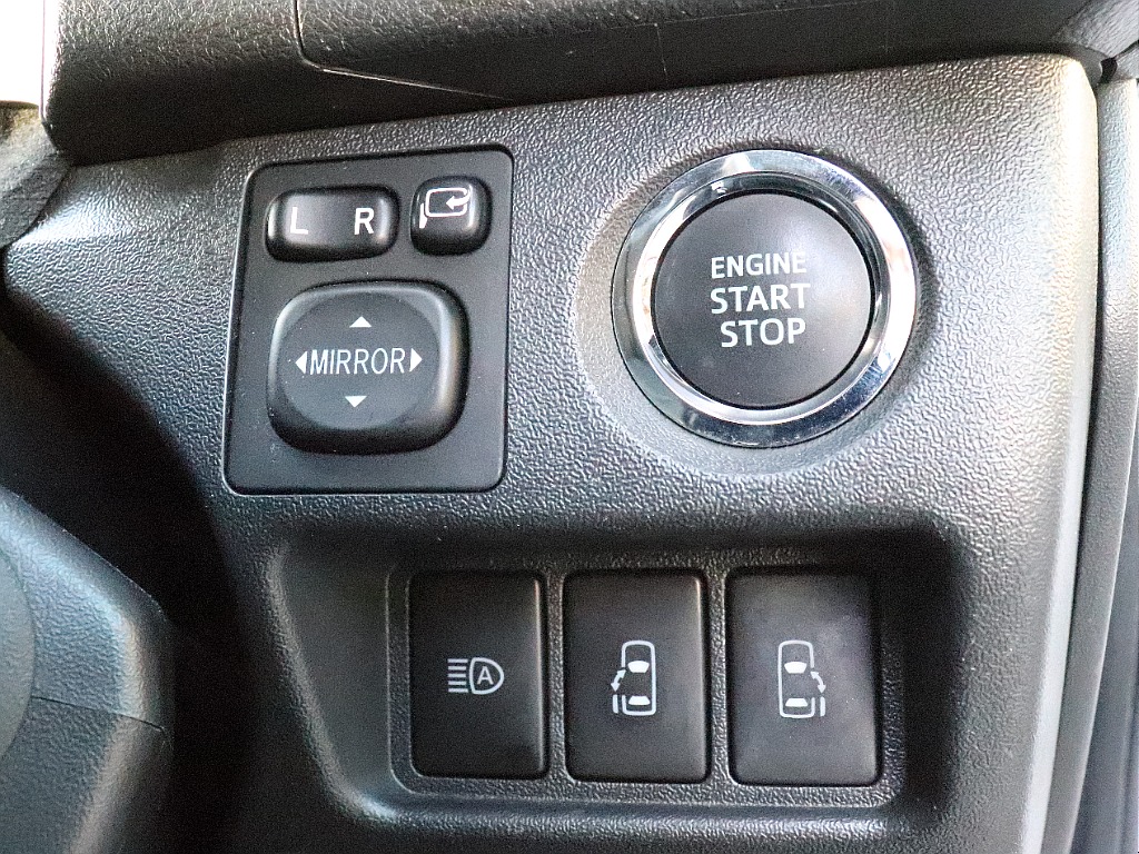 プッシュスタートスマートエントリー！自動ドアの開閉操作は運転席からも可能です◎