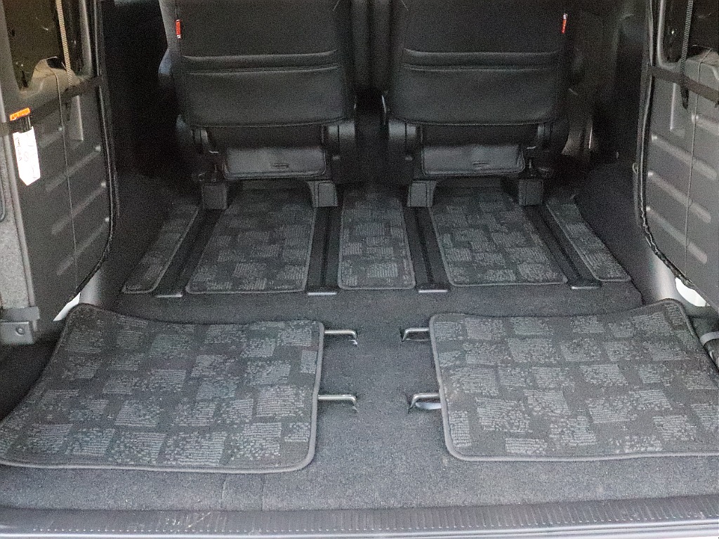 最後部シートを跳ね上げる事によってより広いスペースを確保