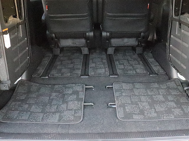 最後部シートを跳ね上げる事によってより広いスペースを確保