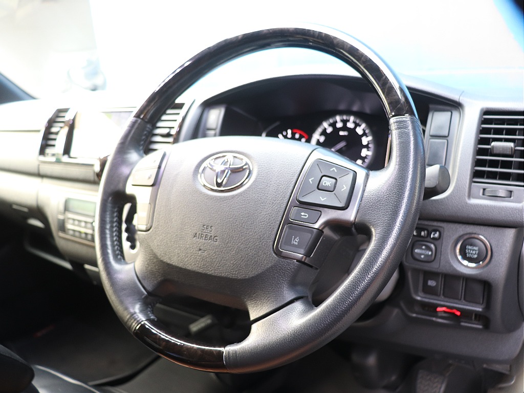 ステアリングスイッチは走行時もハンドルから手を離す事なく操作可能です