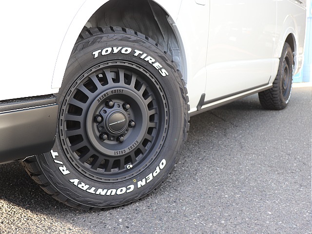 足回りには、ネクサスクレスト16インチAW、TOYOオープンカントリータイヤをインストール