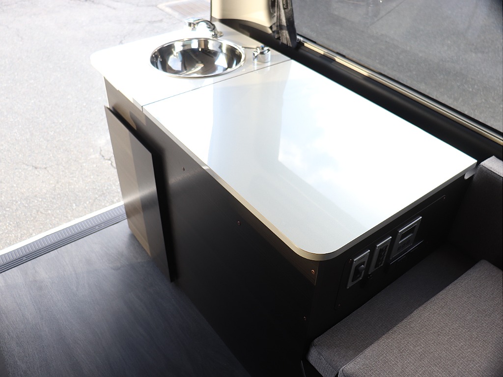 シンクに伸縮式のシャワーヘッドを採用する事で外部シャワーとしても使用可能