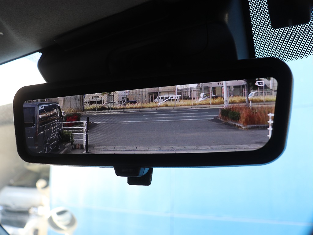 デジタルインナーミラーは後部に荷物が積まれていても映し出してくれます♪