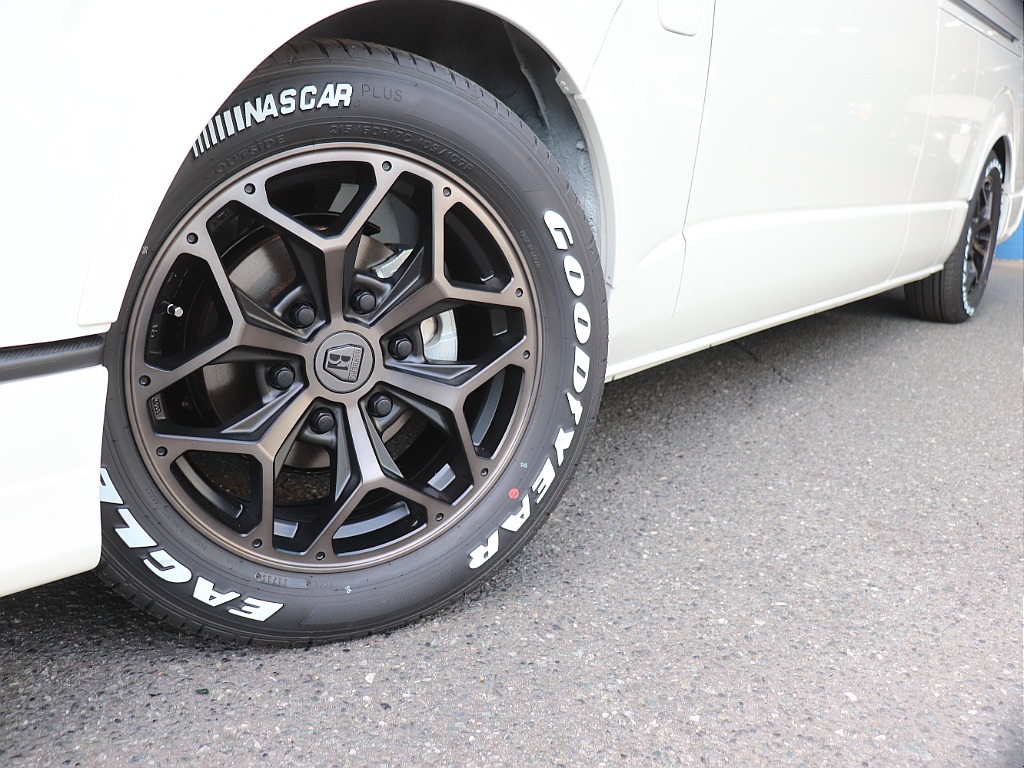 視覚的ローダウン効果のあるオーバーフェンダーを装着した足回りにはスタイリングHex 17インチAWナスカーホワイトレタータイヤをインストール