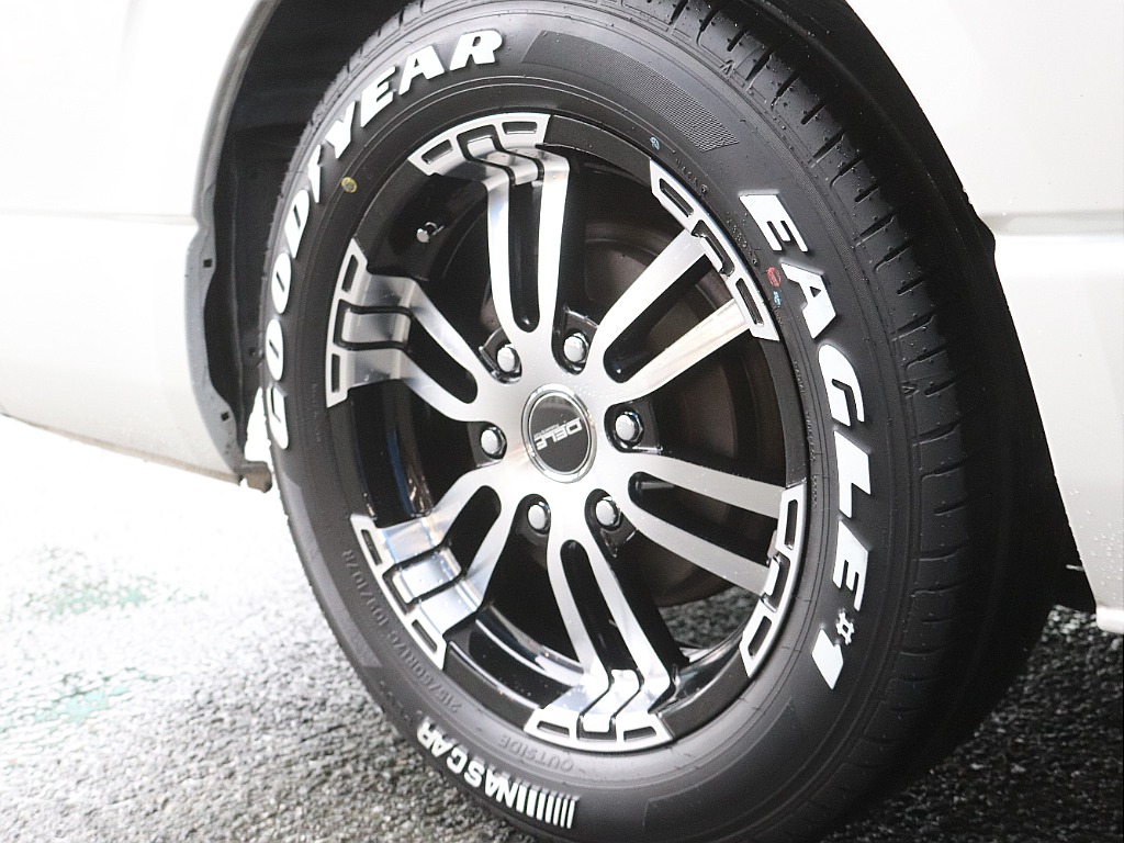 足回りには、Delf02　17インチAW、ナスカーホワイトレタータイヤをインストール！