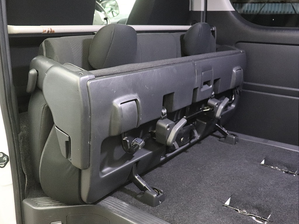 2列目シートを跳ね上げる事によってより広いスペースを確保！