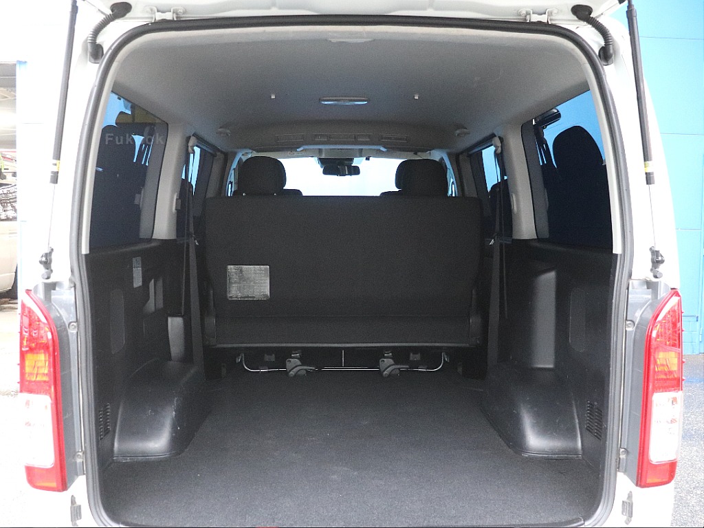 リヤハッチを開くと広大なスペース！