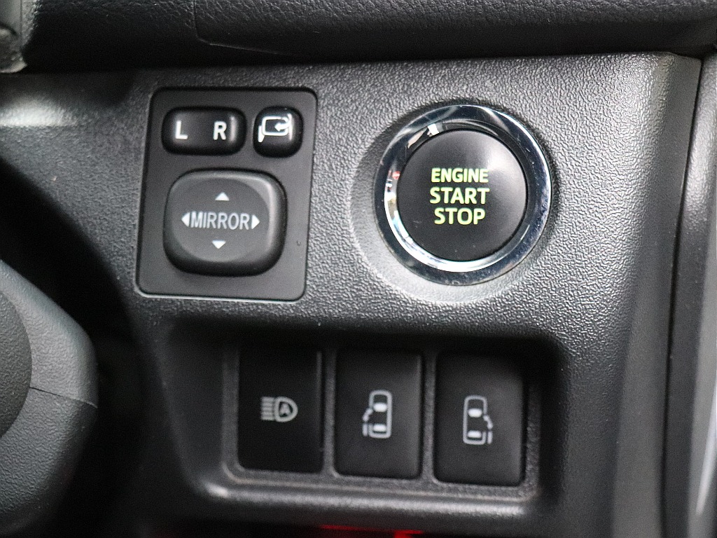 プッシュスタートスマートエントリー！自動ドアの開閉操作は運転席からも可能です◎